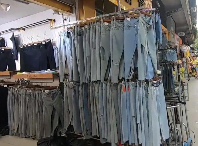 實(shí)拍廣州昌崗尾貨批發(fā)市場(chǎng) 低價(jià)服裝吸引全球采購商